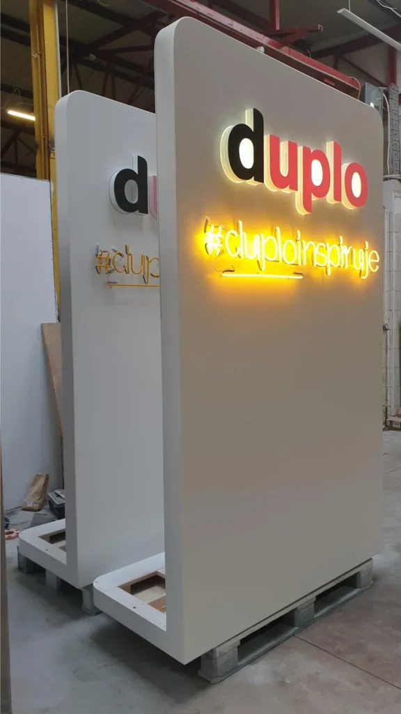 Gotowa konstrukcja Duplo z neonem hashtag Duplo Inspiruje