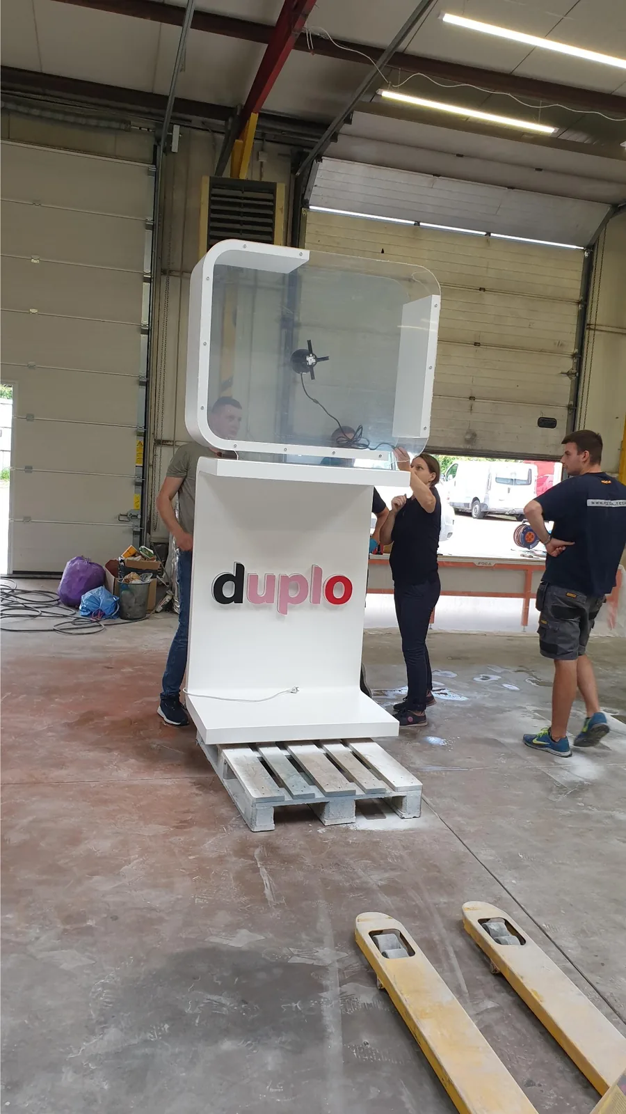 Produkcja elementów ekspozycyjnych Duplo Inspiruje z podświetlanym logo i holograficznym wyświetlaczem LED 3d