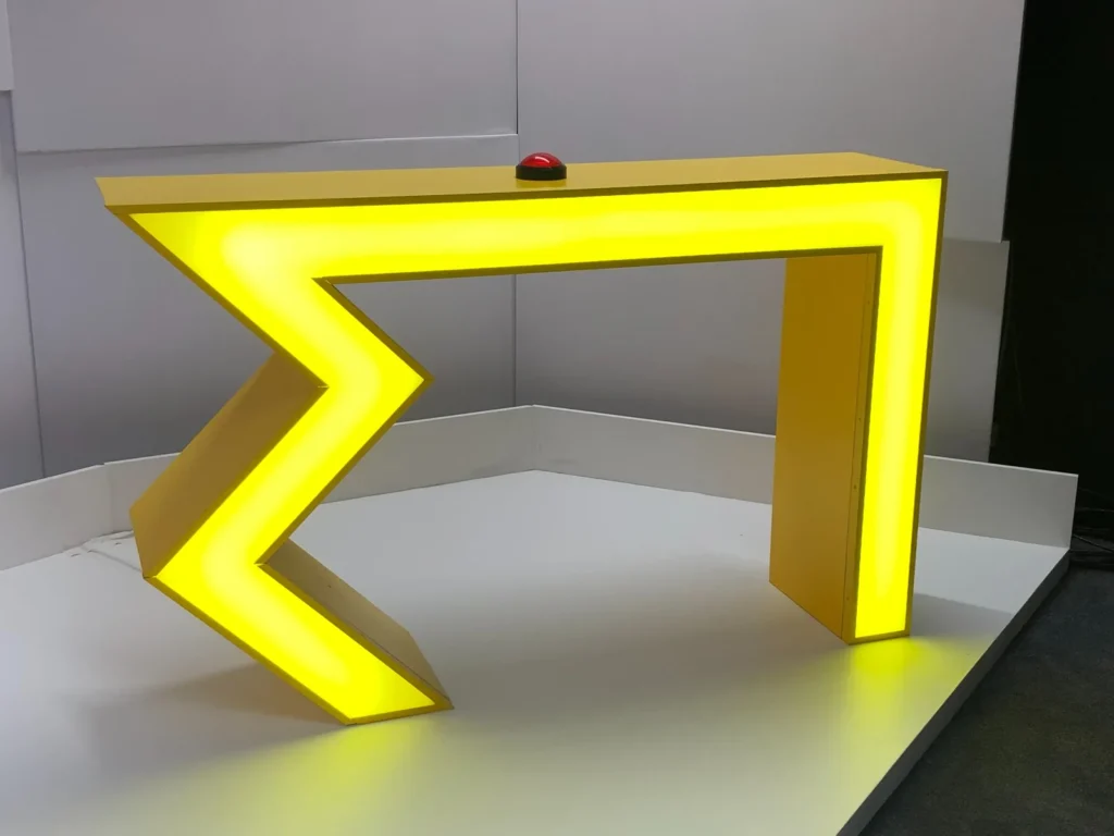 Żółta lada z oświetleniem LED i przyciskiem do programu Red Bull Rap & Mat