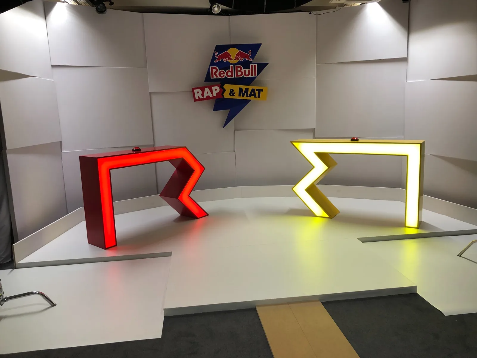 Dwie gotowe lady quizowe Red Bull Rap & Mat na planie programu