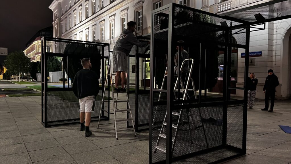 Montaż stalowych konstrukcji wystawy Warszawa–Mariupol w Warszawie