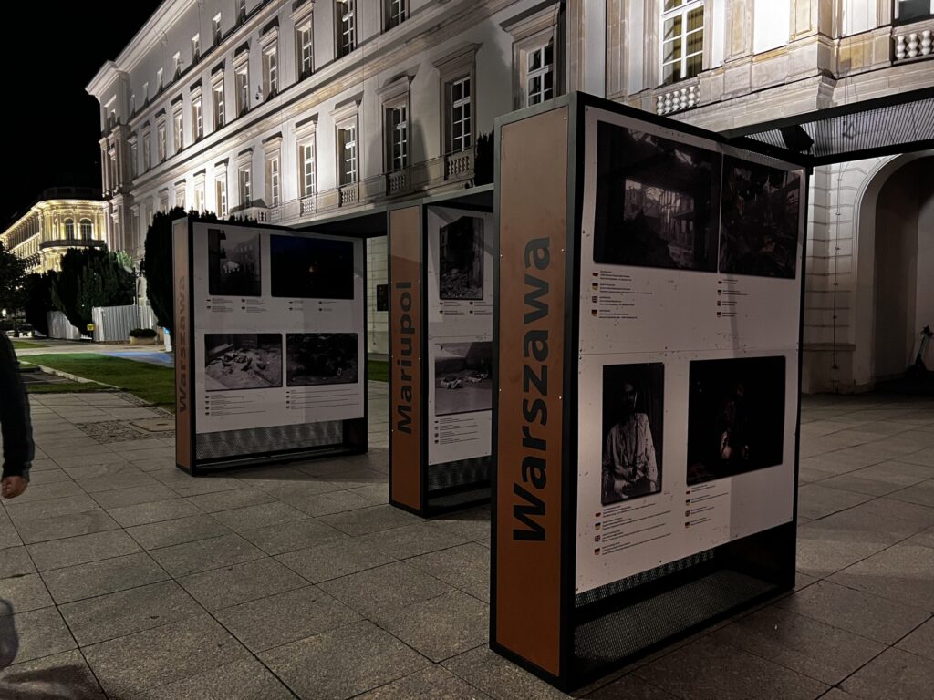 Stalowe konstrukcje ekspozycyjne Warszawa–Mariupol podczas nocnego montażu
