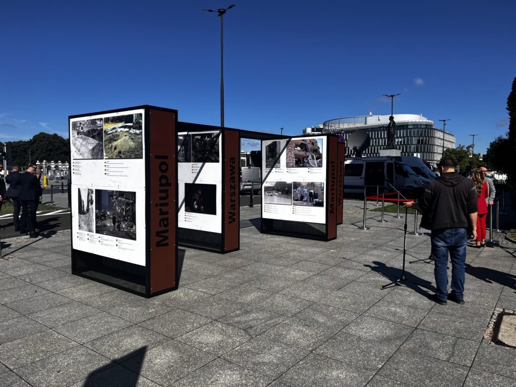Plenerowa wystawa Warszawa–Mariupol z konstrukcjami stalowymi i cortenem